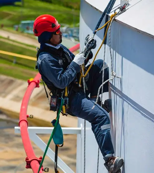 Instalação de pontos de ancoragem na cobertura de uma edificação